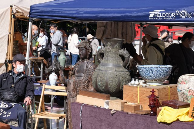 Tomioka Hachimangu Flea & Antique Market | japanistry.com